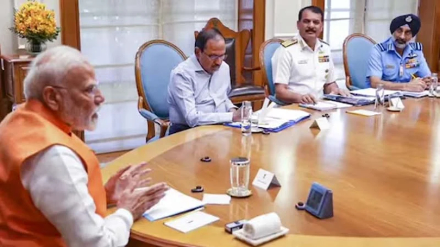 ভারতীয় বিমানবাহিনী প্রধানের সঙ্গে নরেন্দ্র মোদির বৈঠক